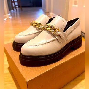 Brand New Anthropologie Crème Venetian Style Platform Loafers with Gold Chain
